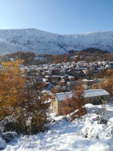 NavalacruzCasa Rural la Cancha II的一座小城,有建筑物