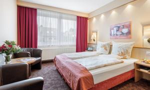 奥伯霍夫奥伯霍夫斯驰洛斯伯格酒店的酒店客房设有一张大床和一张书桌。