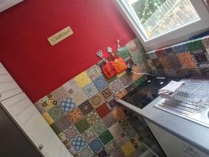 埃斯林根Megi的厨房设有瓷砖柜台和水槽。