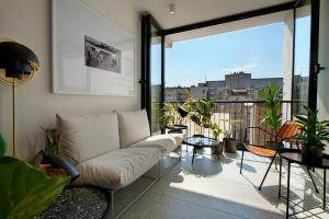 贝尔格莱德Dominic Smart & Luxury Suites - Edition的阳台客厅配有沙发