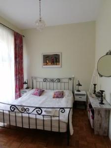 罗加斯卡斯拉提纳Vila Rogashka One Bedroom Apartment的一间卧室配有一张床、一张桌子和一个窗户。