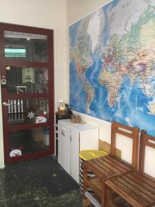 嘉义市拉瓦宅 輕旅店 - Lawa House的墙上有一张世界地图的房间