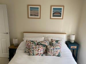 赖德Serene in Ryde的一间卧室配有带枕头的床