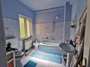 瓦拉泽Itaca的带浴缸、卫生间和盥洗盆的浴室