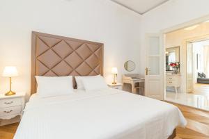 普拉Apartment Augier - Elegant & Spacious - City Centre的卧室配有一张大白色的床和大床头板