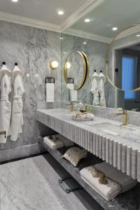 墨西哥城The Alest Hotel的一间带两个盥洗盆和大镜子的浴室