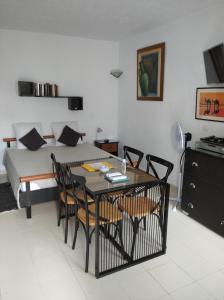 迦太基STUDIO AU COEUR de CARTHAGE HANNIBAL的配有桌椅和床的房间