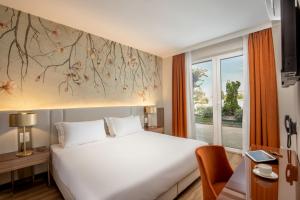 阿韦扎诺Hotel Della Piana的卧室设有一张白色大床和一扇窗户。