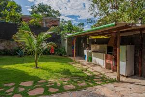 伦索伊斯Village Brasil, Lençóis的院子里有棕榈树的房子