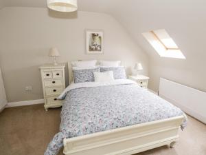 韦斯特波特Curragh Hill的白色的卧室设有床和窗户