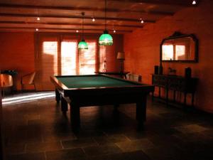 巴尔罗马内斯拉玛西亚韦斯达艾尔摩酒店的一间房间,内设台球桌