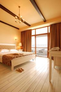 北马马亚-讷沃达里阿卡迪亚酒店 - 玛利亚里吉亚酒店的一间卧室设有一张床和一个大窗户