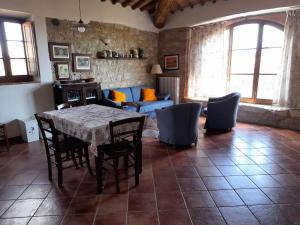 阿夏诺Borgo Beccanella的客厅配有桌椅和沙发