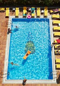 罗列特海岸BLUESEA Copacabana的游泳池里有人的游泳池