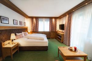 祖尔斯乌利酒店 的酒店客房,配有床和电视