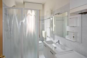 利多迪耶索罗Villa Hanna的带淋浴、盥洗盆和卫生间的浴室