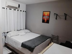 波多韦柳Pousada Surya的一间小卧室,配有两张床和窗户