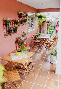 阿瓜斯-迪圣佩德罗Piccola Pousada的一个带桌椅和盆栽的庭院
