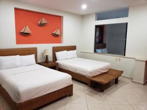 马德罗城Carasol Villas y Suites Privadas的一间卧室配有两张床,并画有船画