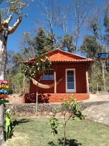 圣若热岛Sítio Aroeira Chalés的一座带橙色屋顶的小房子