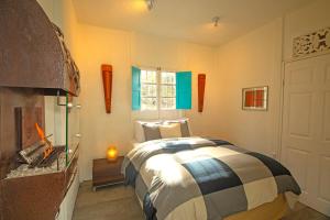 圣赫拉多德多塔旦提卡云中森林旅社的一间卧室配有一张床和一个壁炉