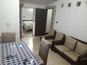 科连特斯León Apart -un dormitorio-的客厅配有沙发和桌子