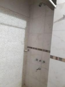科连特斯León Apart -un dormitorio-的白色的浴室设有淋浴和水槽
