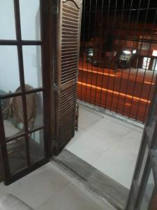 科连特斯León Apart -un dormitorio-的通往阳台客房的开放式门