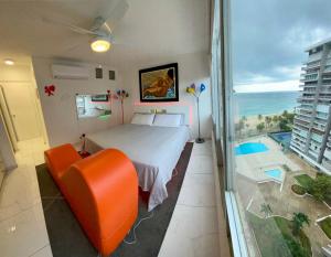 圣胡安Ocean View apt on Isla Verde in a 14th floor的一间卧室配有一张床,享有海景