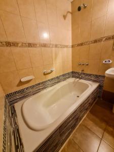 特尔马斯德里奥翁多El Descanso Hotel的带浴缸的浴室和水槽