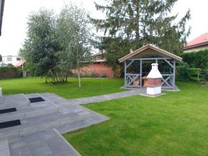 斯图托沃Cicha 3的草地上带凉亭的花园