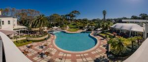 珀斯君乐达度假酒店的享有度假村游泳池的空中景致