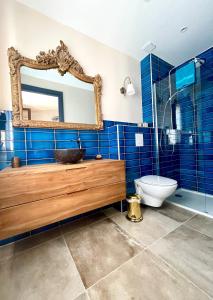 MansoCASA VOLTEGIRA的一间带水槽、卫生间和镜子的浴室