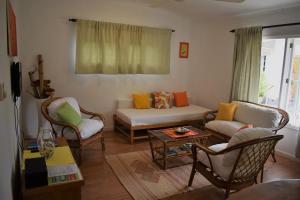 昂斯布瓦洛太阳鸟简易别墅酒店的客厅配有沙发和椅子