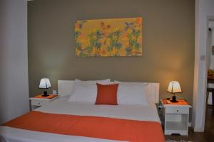 昂斯布瓦洛太阳鸟简易别墅酒店的一间卧室配有一张带两张台灯的床铺。