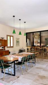 MansoCASA VOLTEGIRA的用餐室配有大型木桌和椅子