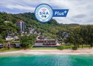 卡马拉海滩The Naka Phuket, a member of Design Hotels的海滩上的酒店,上面标有shka+的符号