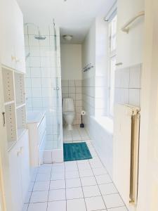 奥尔堡aday - City Central Mansion - 1 Bedroom with big terrace的带淋浴和卫生间的白色浴室