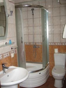 盖布泽阿塔萨雅安酒店的带淋浴、盥洗盆和卫生间的浴室