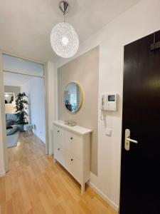 莱比锡Modern, gemütlich, sehr zentrumsnah & ruhig的一间设有白色橱柜和镜子的客房