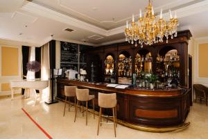 圣彼得堡艾米瑞达格兰德酒店的一间酒吧,位于一个配有吊灯的房间