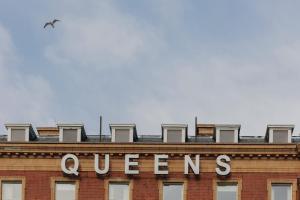 朴次茅斯The Queens Hotel的上面有标志的建筑