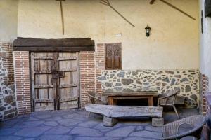 CaleruelaUn espacio único, 'La Casona del Señor' con bodega的一个带长凳和砖墙的庭院
