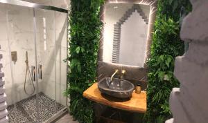 马拉加Casa Eden - Mountain View, Infinity Pool的一间带水槽和镜子的浴室