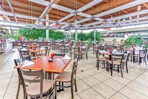 罗缪勒斯底特律都会机场温德姆花园酒店的一间空餐厅,里面摆放着桌椅