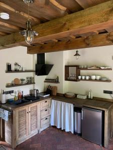 GarkalneČapu Liepu sauna的厨房设有木制天花板和炉灶烤箱。