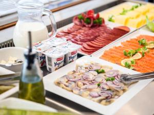 考纳斯IBIS Styles Kaunas Centre的包括肉类、蔬菜和牛奶的自助餐