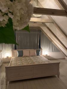GarkalneČapu Liepu sauna的阁楼卧室配有床