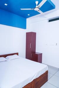 KondottiTHEKKUMPURAM RESIDENCY的一间卧室配有一张蓝色天花板的床