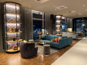 伍珀塔尔Postboutique Hotel Wuppertal的客厅配有蓝色的沙发和椅子